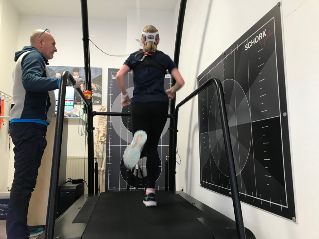 Laufen-auf-dem-XXL-Laufband-mit-Sicherungssystemen